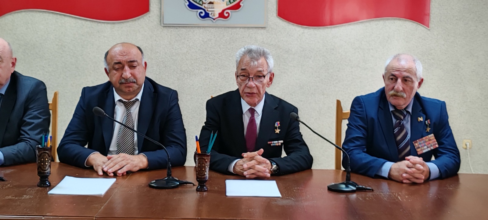 В рамках Всероссийской патриотической акции «Вахта Героев Отечества» сегодня в Кумторкалинском районе гостили герои России Владимир Легошин и Загид Загидов.